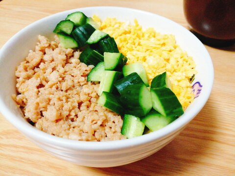 鶏そぼろと卵ときゅうりの三色丼